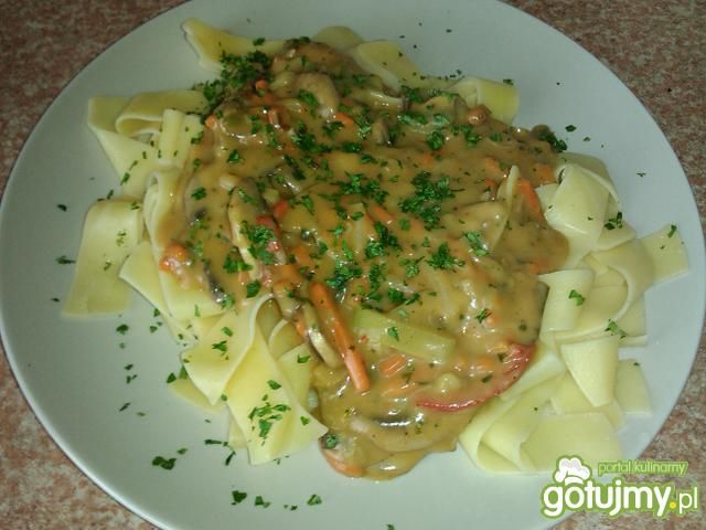 Tagliatelle z sosem pieczarkowo-chińskim