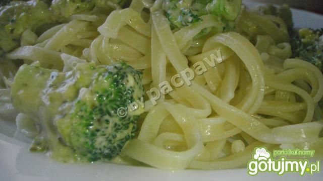 Tagliatelle z sosem serowym i brokułami  Tagliatelle z sosem serowym i brokułami