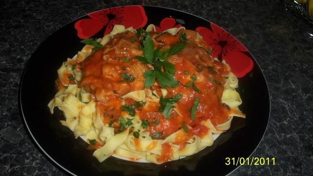 tagliatelle z udkami w sosie pomidorowym tagliatelle z udkami w sosie pomidorowym