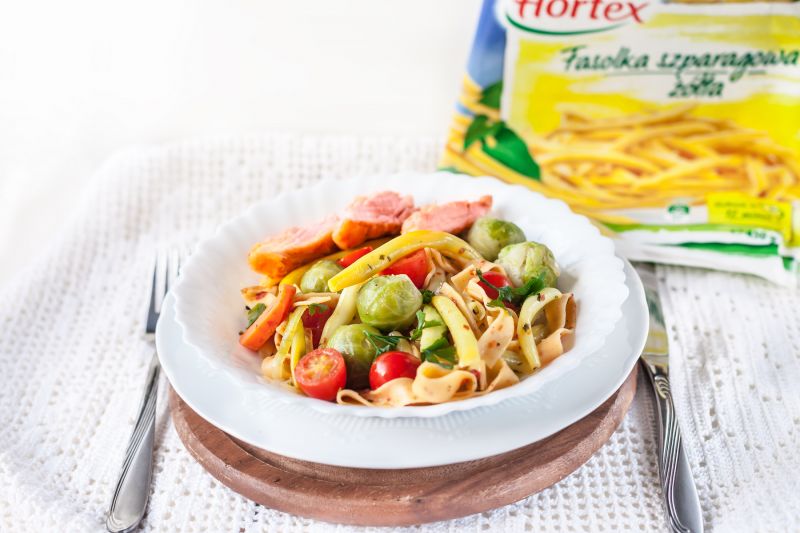 Tagliatelle z warzywami i łososiem w winnym sosie