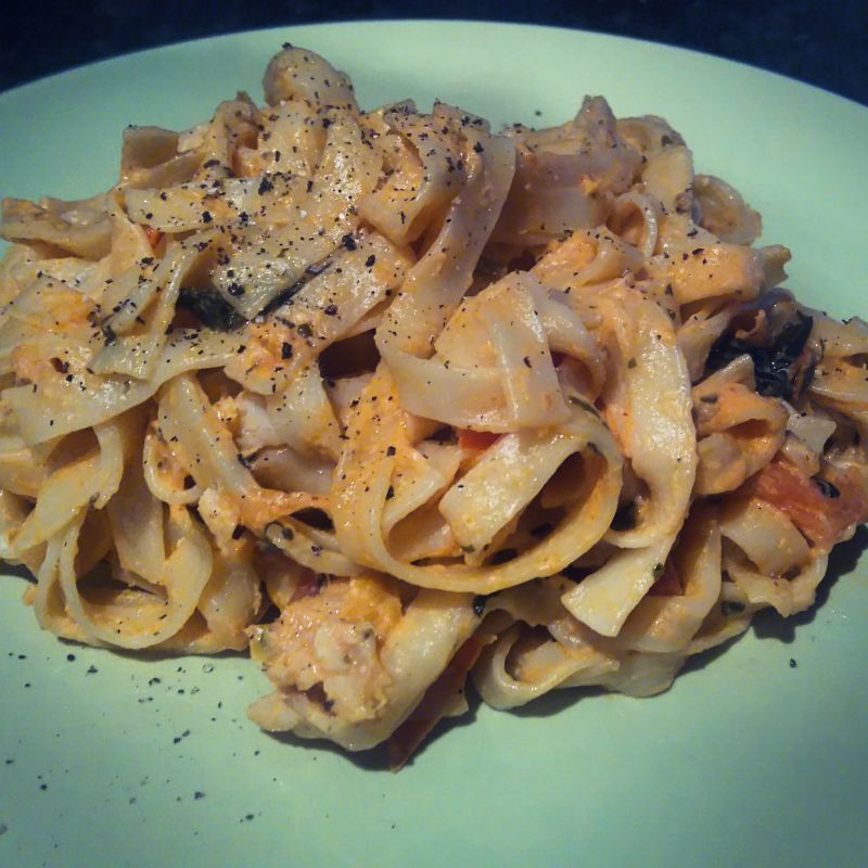 Tagliatelle z wędzonym dorszem w sosie pomidorowym