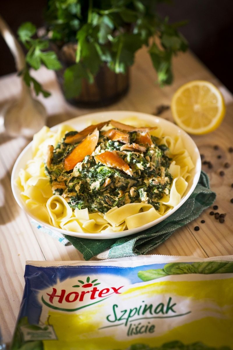 Tagliatelle z wędzonym łososiem i liśćmi szpinaku Tagliatelle z wędzonym łososiem i liśćmi szpinaku