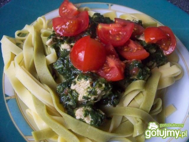 Tagliatelle ze szpinakiem i pomidorkami Tagliatelle ze szpinakiem i pomidorkami