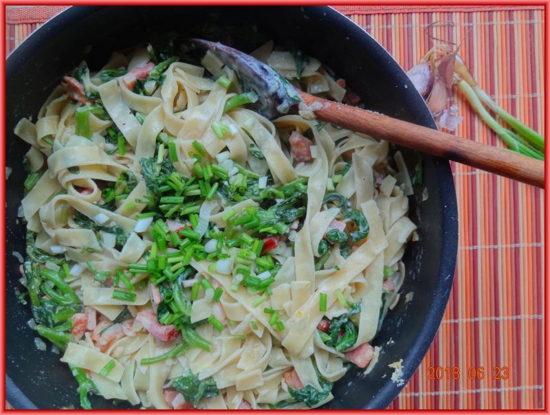 Tagliatelle ze szpinakiem nowozelandzkim Tagliatelle ze szpinakiem nowozelandzkim