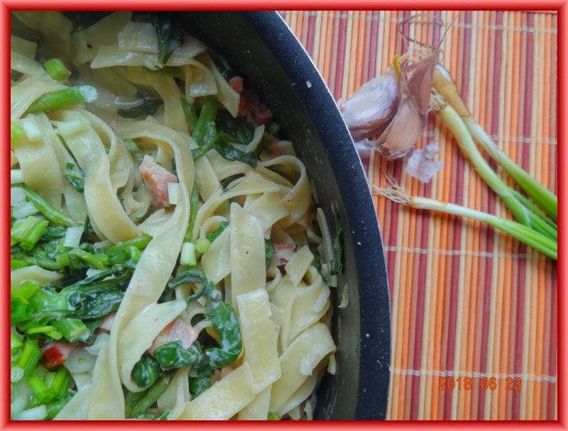 Tagliatelle ze szpinakiem nowozelandzkim Tagliatelle ze szpinakiem nowozelandzkim