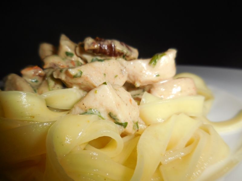 Tagliatelle ze szpinakiem w sosie serowym Tagliatelle ze szpinakiem w sosie serowym