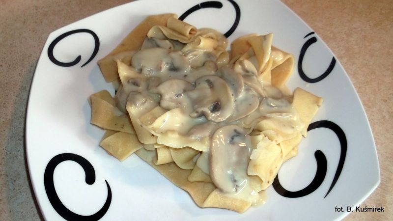 Tagliatelle ziołowe z sosem pieczarkowym  Tagliatelle ziołowe z sosem pieczarkowym