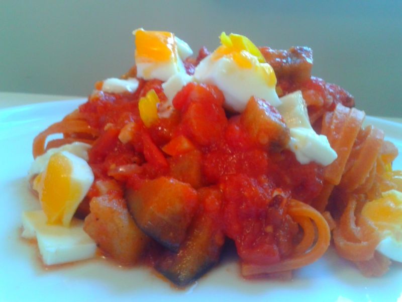 Tagliolini z bakłażanem, boczkiem i jajkiem Tagliolini z bakłażanem, boczkiem i jajkiem