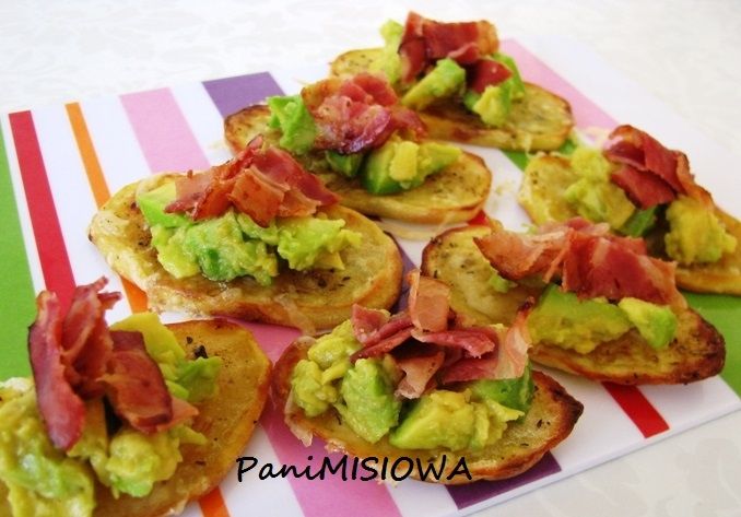 Talarki z awokado i chrupiącym boczkiem