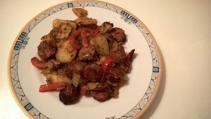 Talarki ziemniaczane z kiełbasą i cebulą