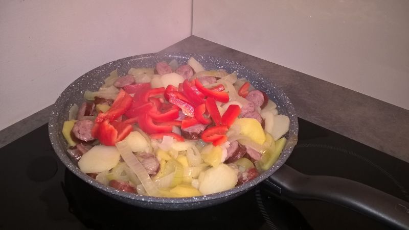 Talarki ziemniaczane z kiełbasą i cebulą