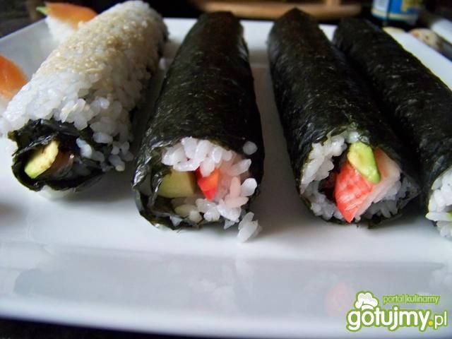 Talerz pełen sushi