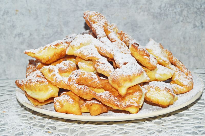Taratuszki (faworki) rosyjskie na jogurcie greckim Taratuszki (faworki) rosyjskie na jogurcie greckim