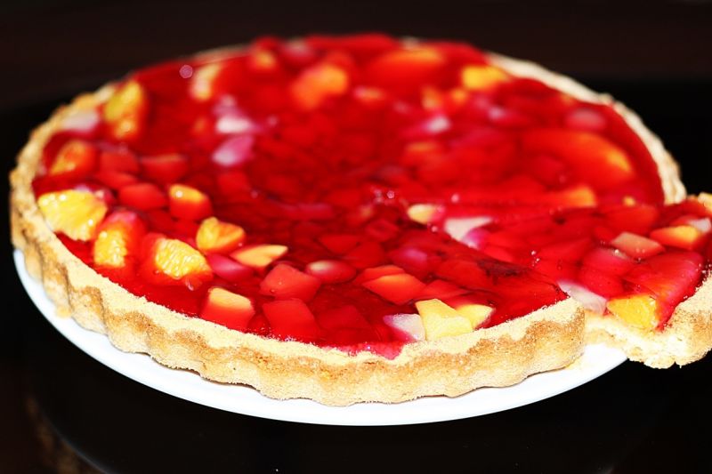 Tarta biszkoptowa z owocami i galaretką 