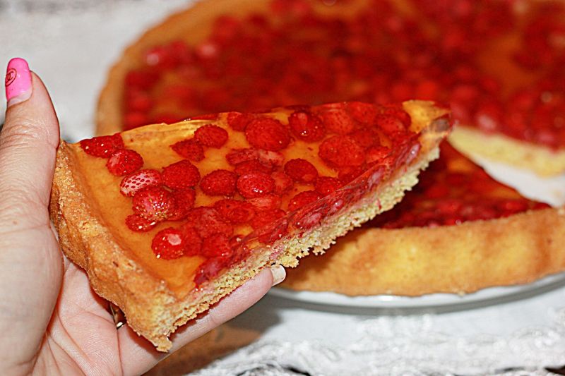 Tarta biszkoptowa z poziomkami i galaretką