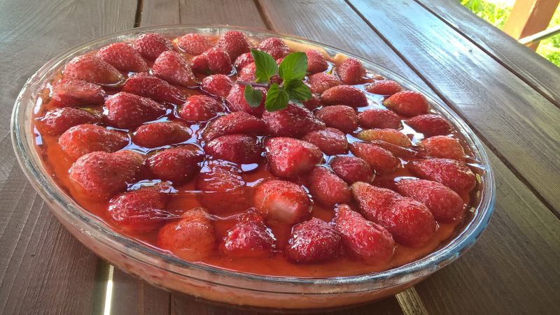 Tarta biszkoptowa z truskawkami i galaretką Tarta biszkoptowa z truskawkami i galaretką