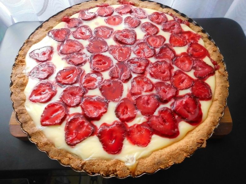 Tarta budyniowa z aromatycznymi truskawkami  