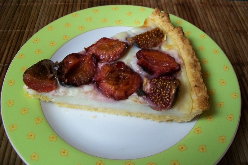 Tarta budyniowa ze śliwkami i figami Tarta budyniowa ze śliwkami i figami