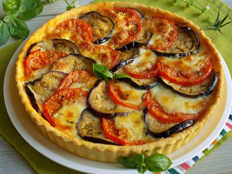 Tarta caprese z bakłażanem i tuńczykiem Tarta caprese z bakłażanem i tuńczykiem