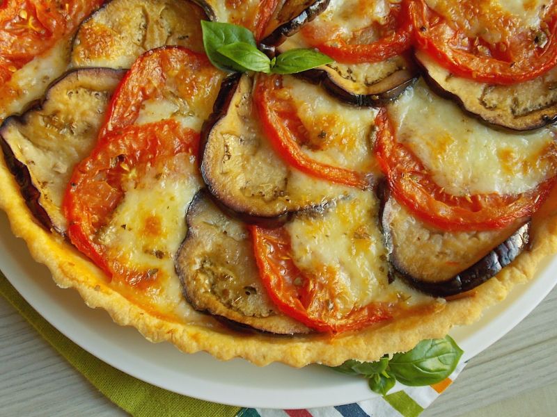 Tarta caprese z bakłażanem i tuńczykiem Tarta caprese z bakłażanem i tuńczykiem