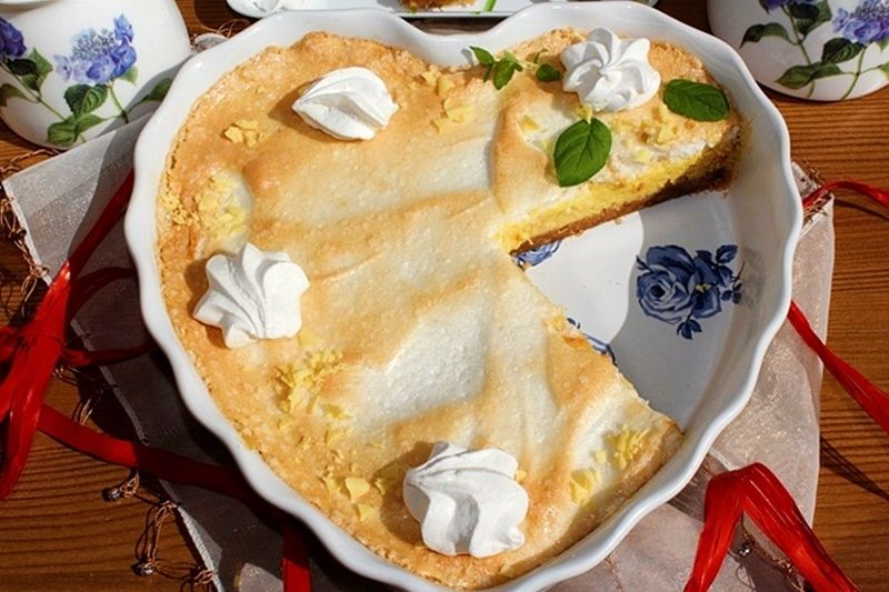 Tarta cytrynowa z mleczkiem skondensowanym i bezą