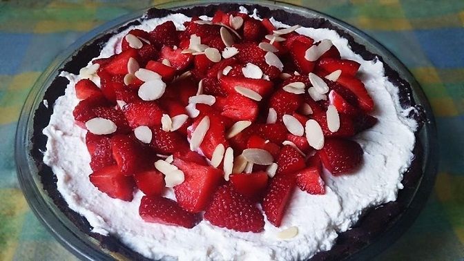 Tarta czekoladowa z bitą śmietaną i truskawkami