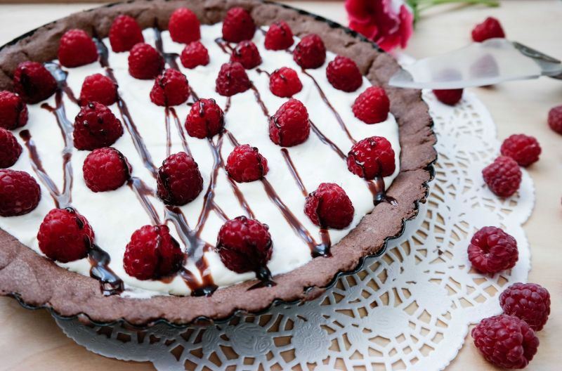 Tarta czekoladowa z kremem tiramisu i malinami