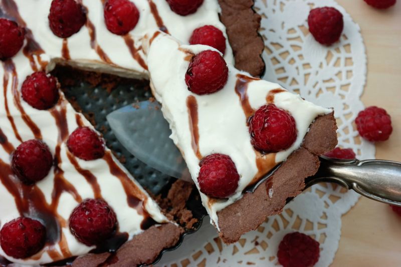 Tarta czekoladowa z kremem tiramisu i malinami