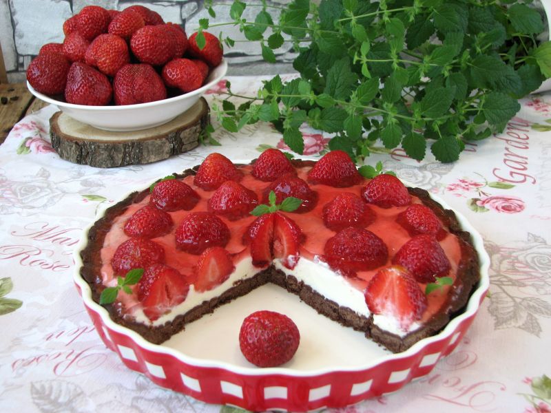 Tarta czekoladowa z truskawkami
