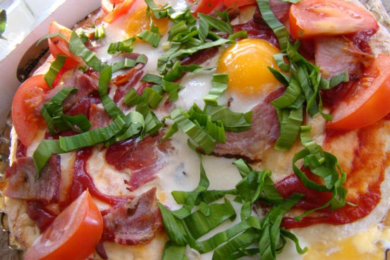 Tarta drożdżowa z sadzonym jajkiem i czosnkiem nie