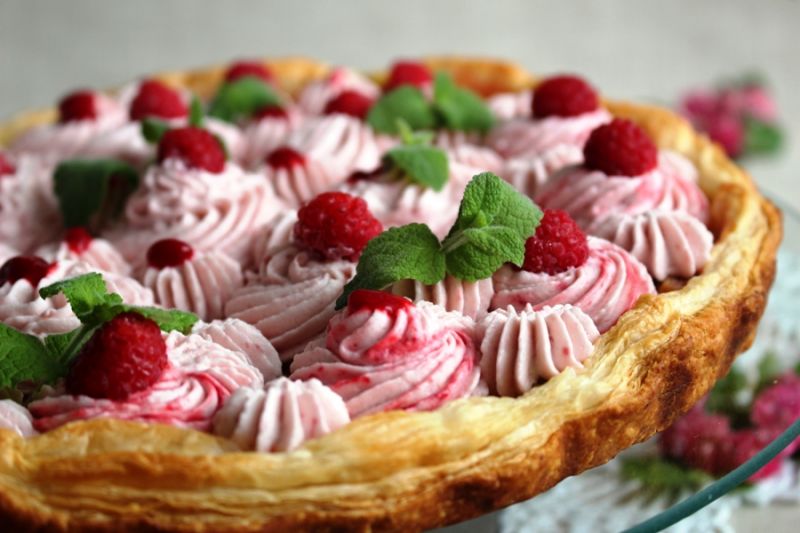 Tarta francuska z rabarbarem i kremem malinowym 