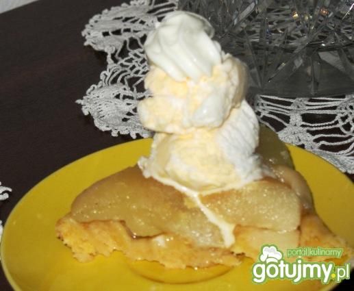 Tarta karmelowa z gruszkami.