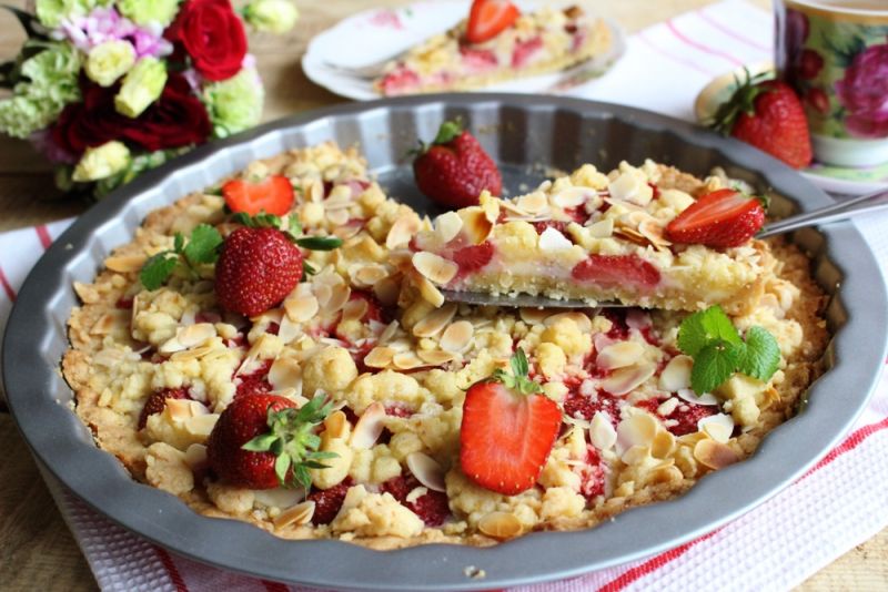 Tarta kokosowo-migdałowa z truskawkami