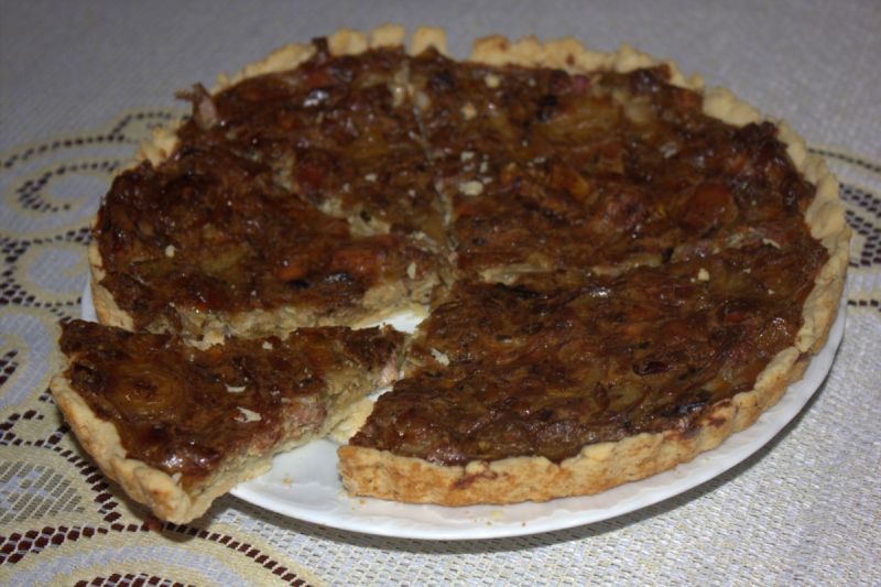 Tarta krucha cebulowa