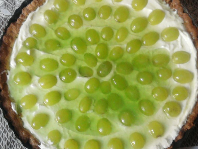 Tarta na słodko z kremem i winogronem
