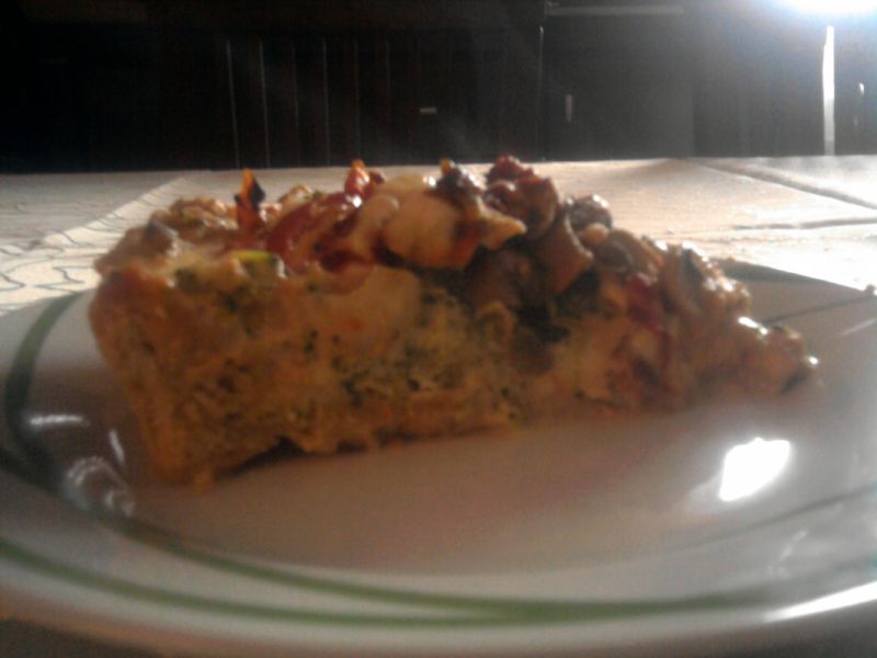 Tarta na słono z kurczakiem, brokułem i dodatkami