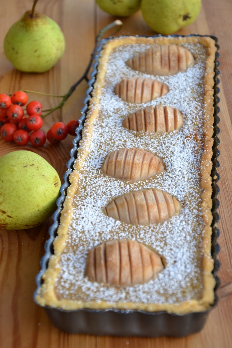 Tarta orzechowo-jogurtowa z gruszkami 