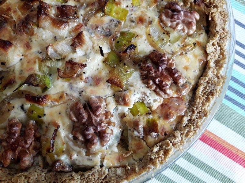 Tarta owsiana z porem i serem pleśniowym