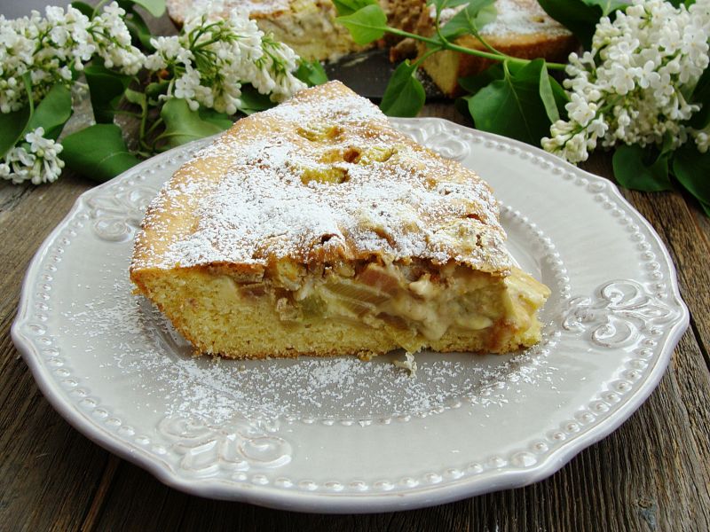 Tarta rabarbarowa tonąca w orzeszkach