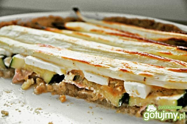 Tarta razowa ze szparagami i cukinią Tarta razowa ze szparagami i cukinią