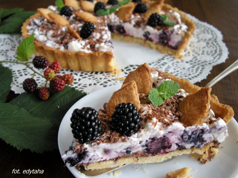 Tarta śmietanowa z jeżynami i czekoladą Tarta śmietanowa z jeżynami i czekoladą
