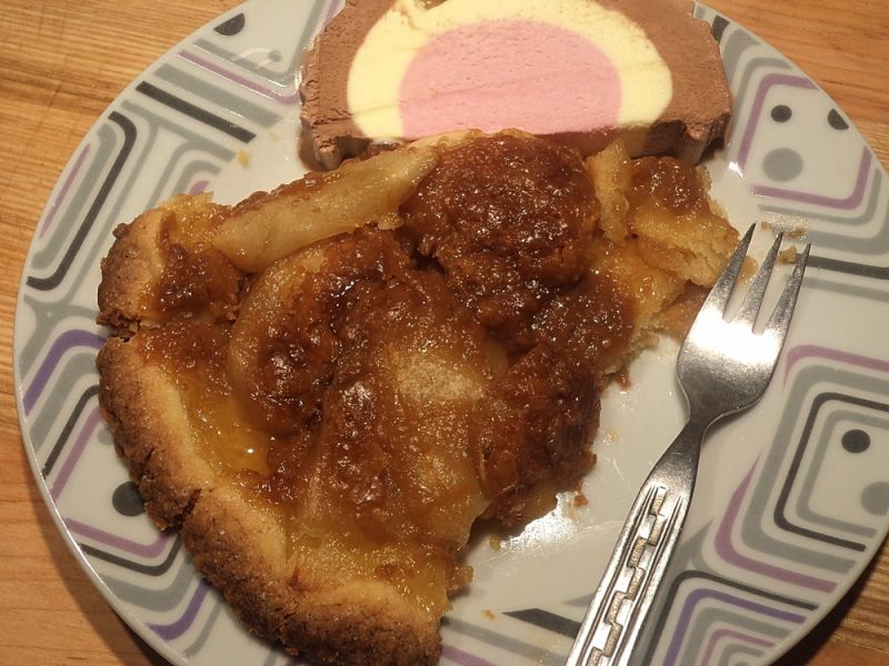 Tarta Tatin z karmelem