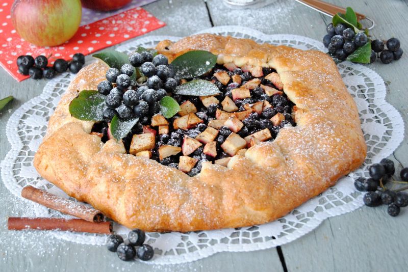 Tarta z aronią i jabłkiem pieczona bez formy