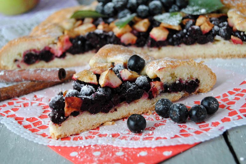 Tarta z aronią i jabłkiem pieczona bez formy