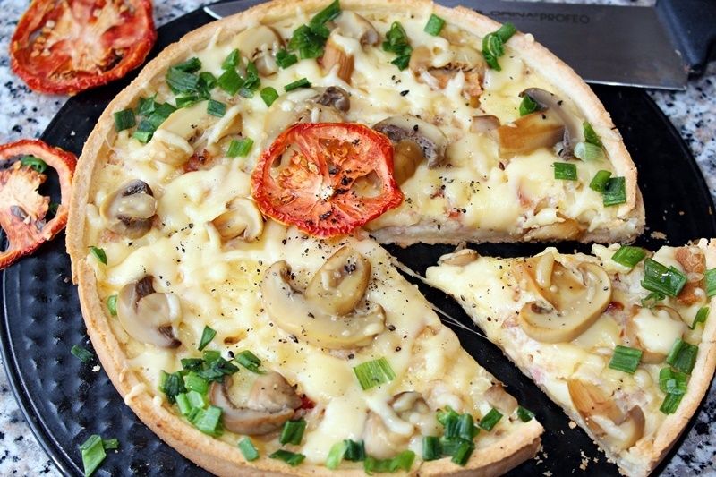 Tarta z boczkiem, serem i marynowanymi pieczarkami