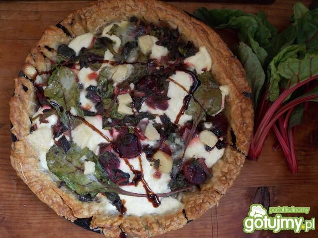 Tarta z botwinką i kozim serem