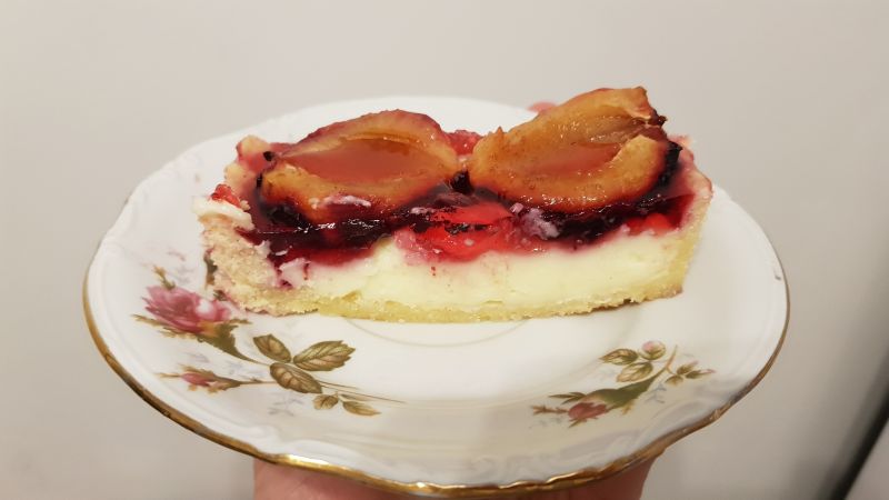 Tarta z budyniem i śliwkami