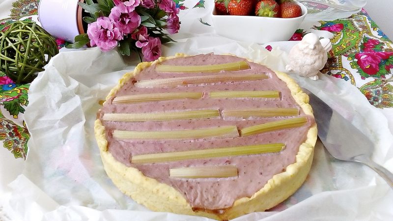 Tarta z budyniem truskawkowym i rabarbarem