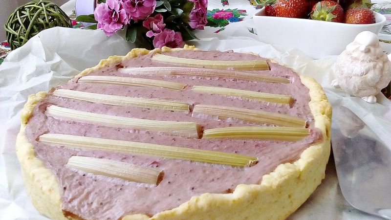 Tarta z budyniem truskawkowym i rabarbarem