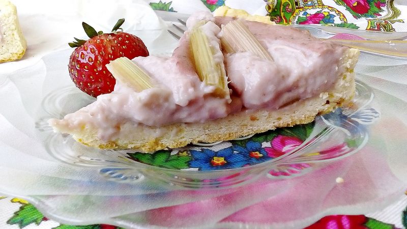 Tarta z budyniem truskawkowym i rabarbarem